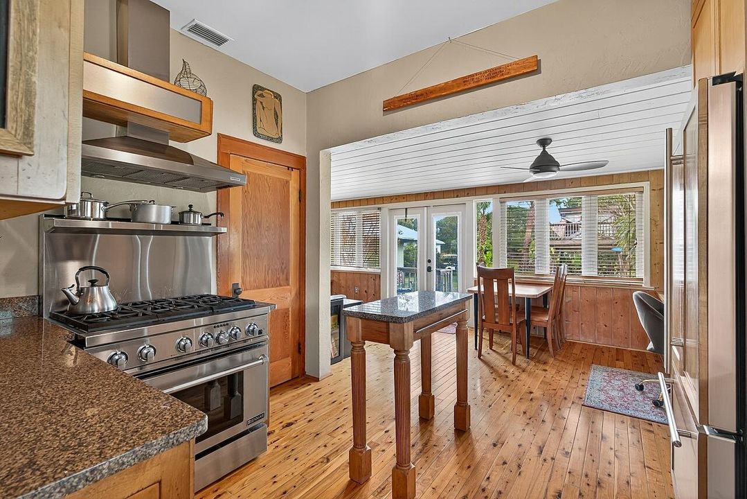 For Sale: $390,000 (2 beds, 1 baths, 1056 Square Feet)