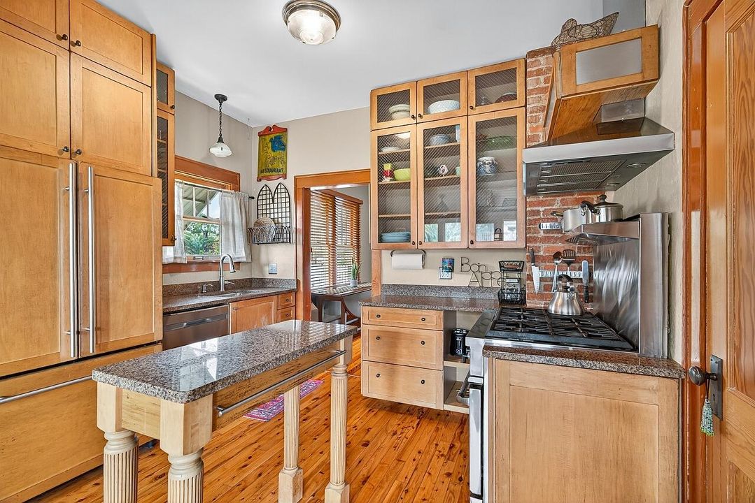 For Sale: $390,000 (2 beds, 1 baths, 1056 Square Feet)