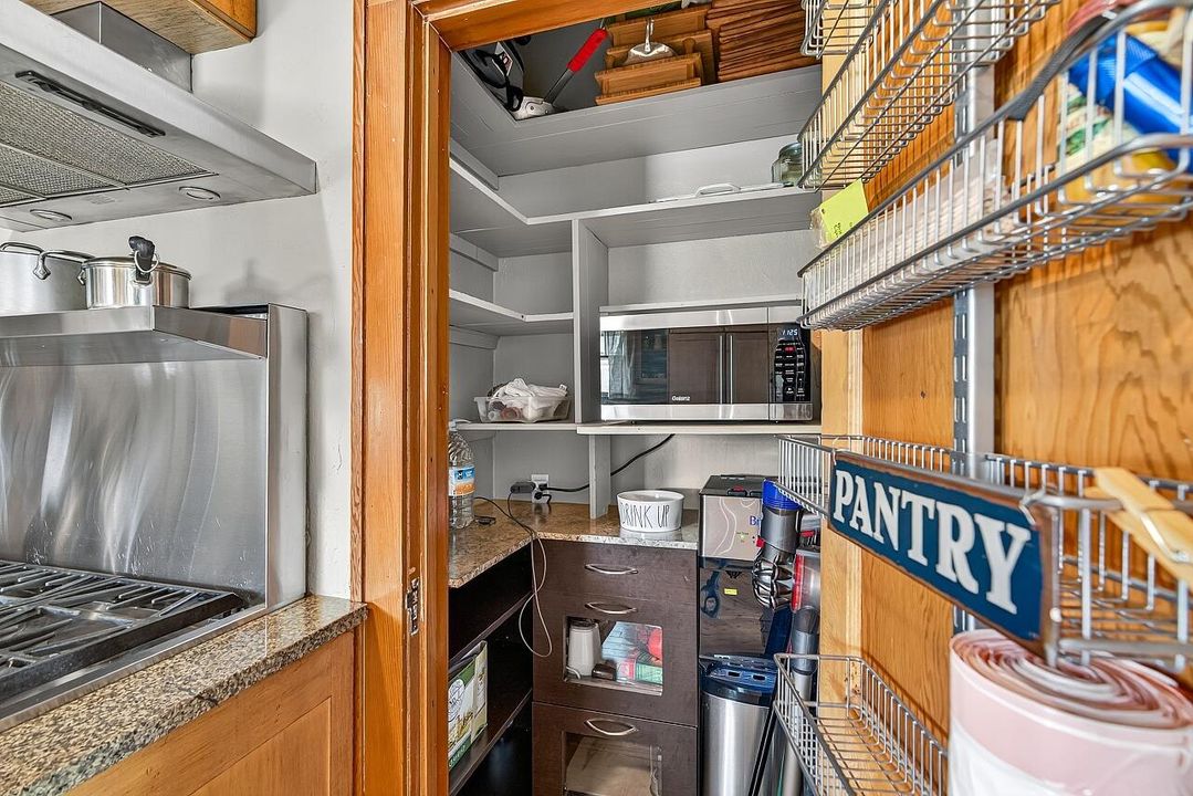 For Sale: $390,000 (2 beds, 1 baths, 1056 Square Feet)