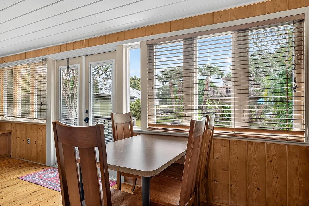 For Sale: $390,000 (2 beds, 1 baths, 1056 Square Feet)