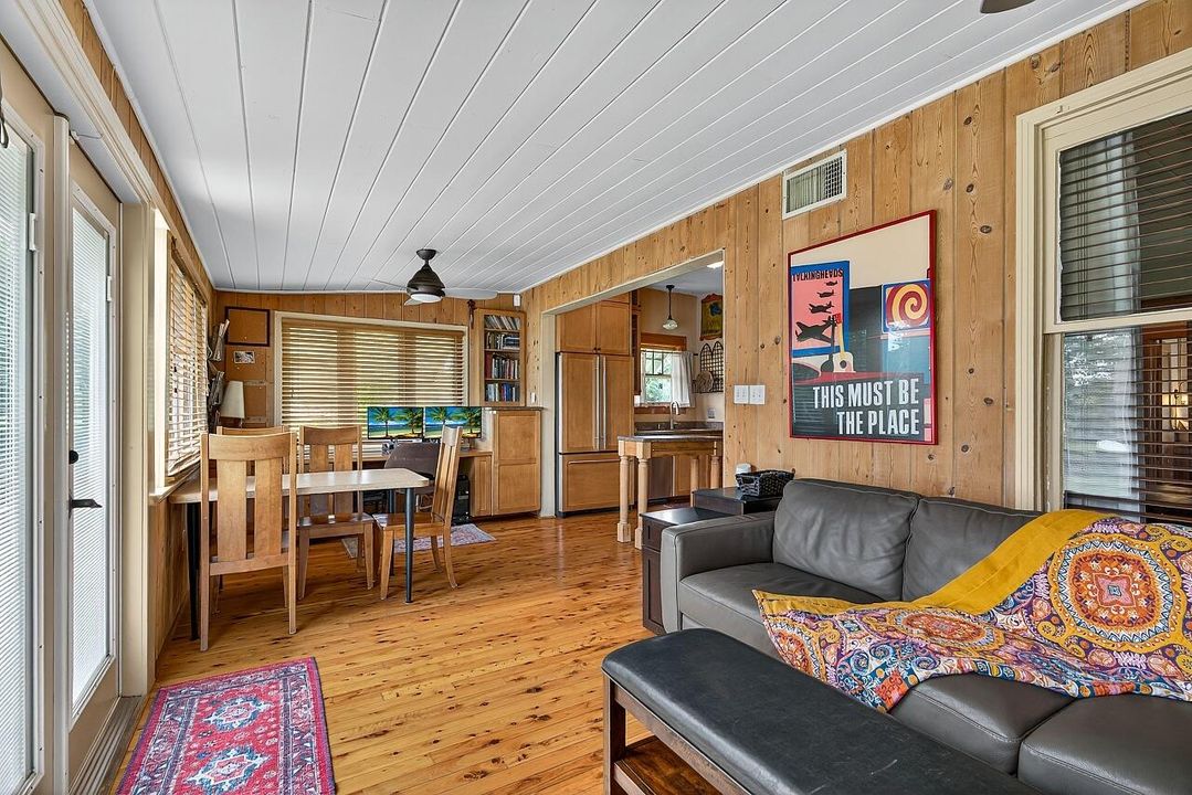 For Sale: $390,000 (2 beds, 1 baths, 1056 Square Feet)