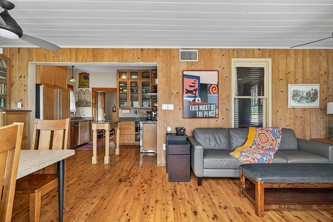 For Sale: $390,000 (2 beds, 1 baths, 1056 Square Feet)