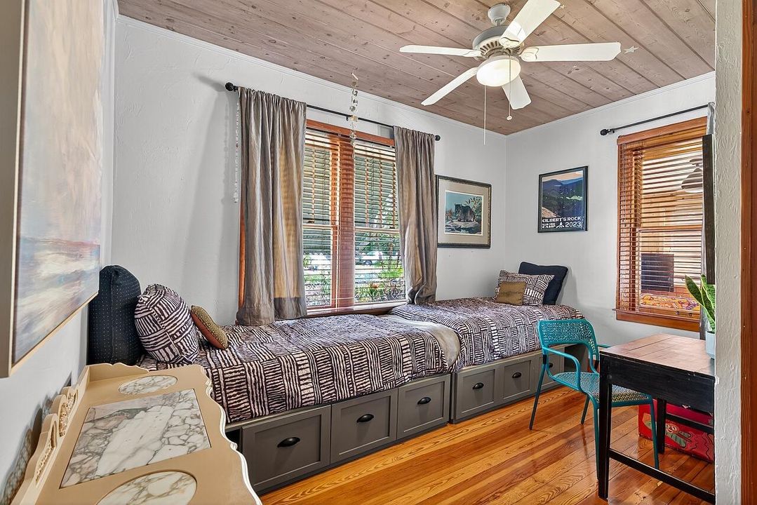 For Sale: $390,000 (2 beds, 1 baths, 1056 Square Feet)