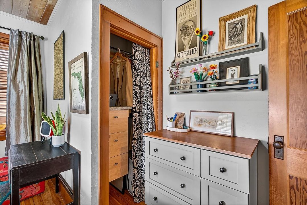 For Sale: $390,000 (2 beds, 1 baths, 1056 Square Feet)