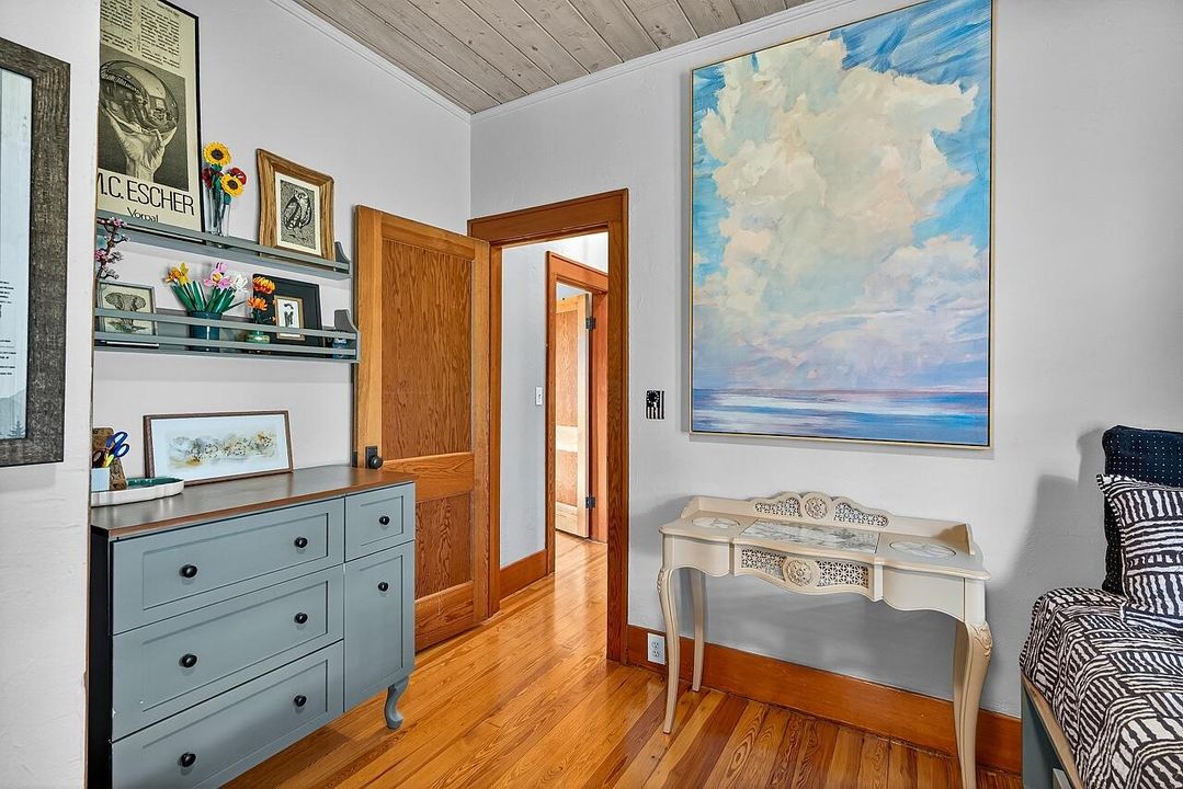 For Sale: $390,000 (2 beds, 1 baths, 1056 Square Feet)