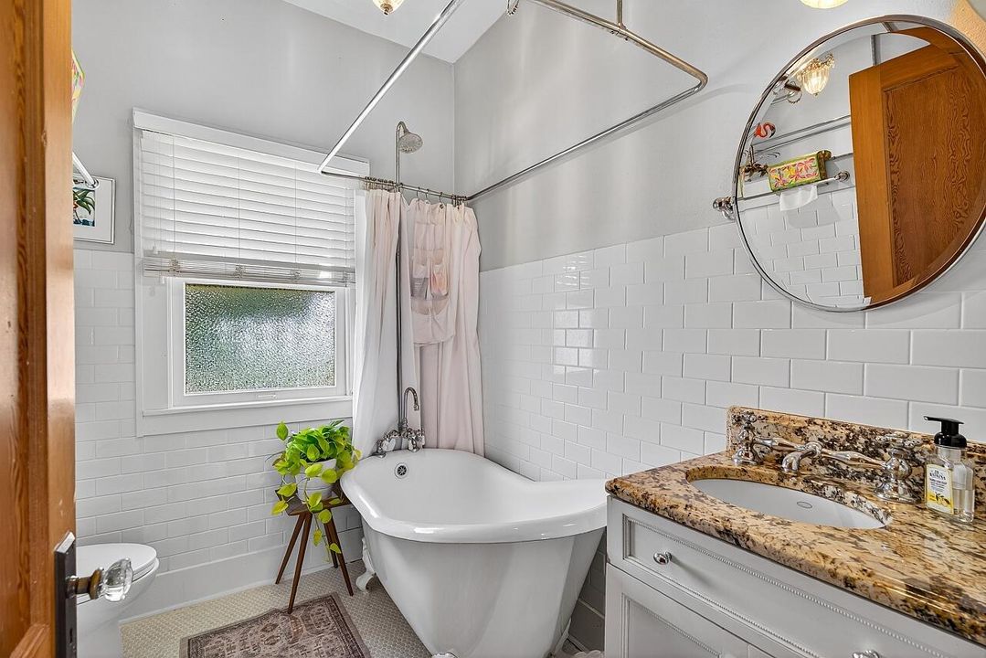 For Sale: $390,000 (2 beds, 1 baths, 1056 Square Feet)