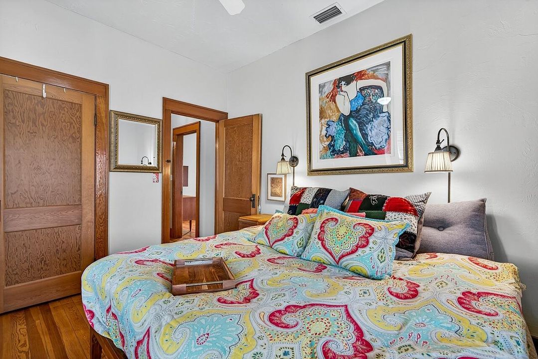 For Sale: $390,000 (2 beds, 1 baths, 1056 Square Feet)