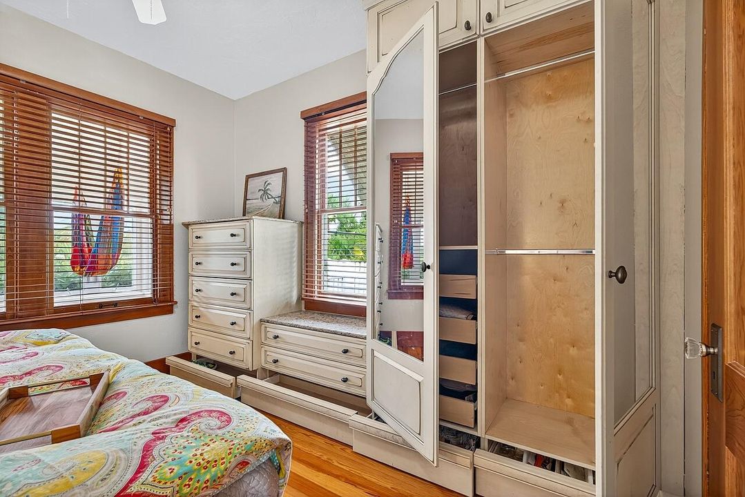 For Sale: $390,000 (2 beds, 1 baths, 1056 Square Feet)