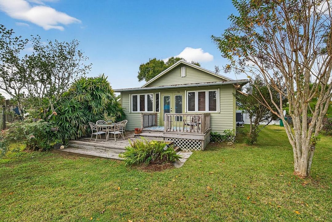 For Sale: $390,000 (2 beds, 1 baths, 1056 Square Feet)