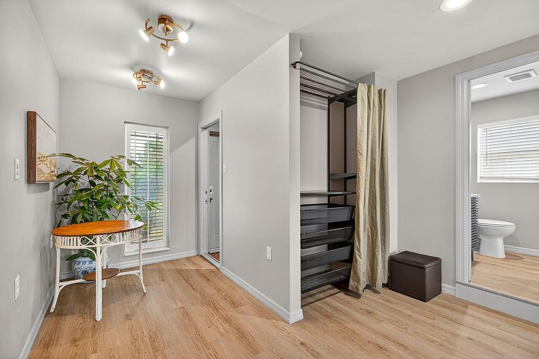 For Sale: $390,000 (2 beds, 1 baths, 1056 Square Feet)