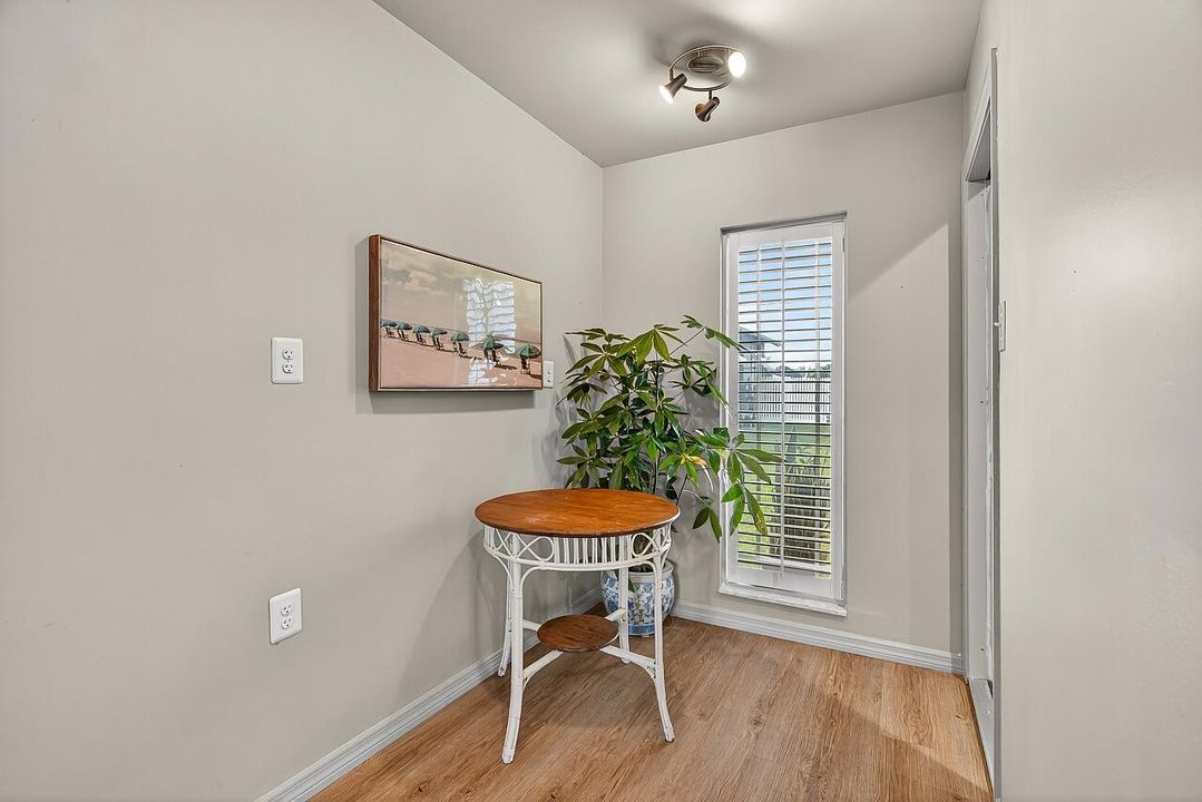 For Sale: $390,000 (2 beds, 1 baths, 1056 Square Feet)