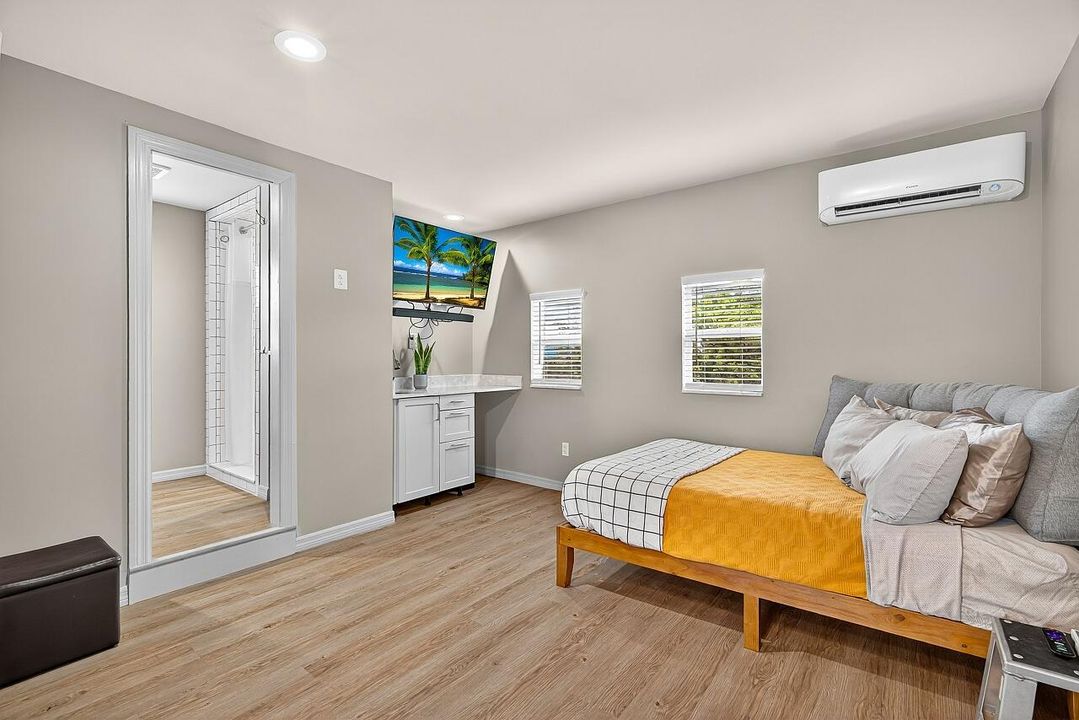 For Sale: $390,000 (2 beds, 1 baths, 1056 Square Feet)