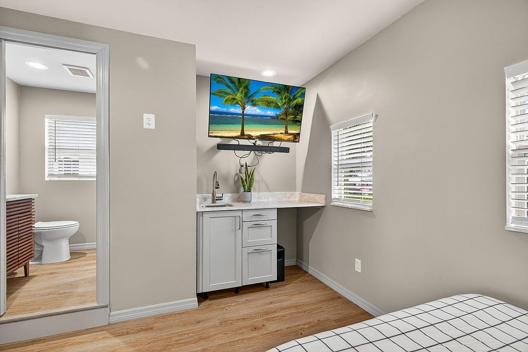 For Sale: $390,000 (2 beds, 1 baths, 1056 Square Feet)