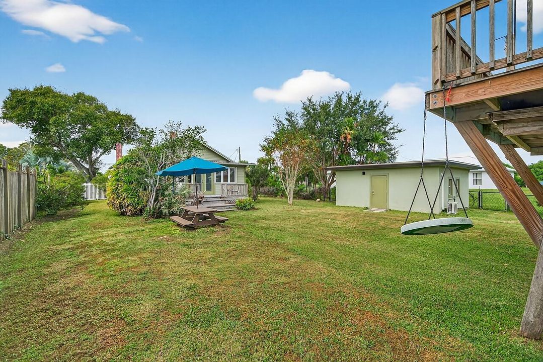 For Sale: $390,000 (2 beds, 1 baths, 1056 Square Feet)