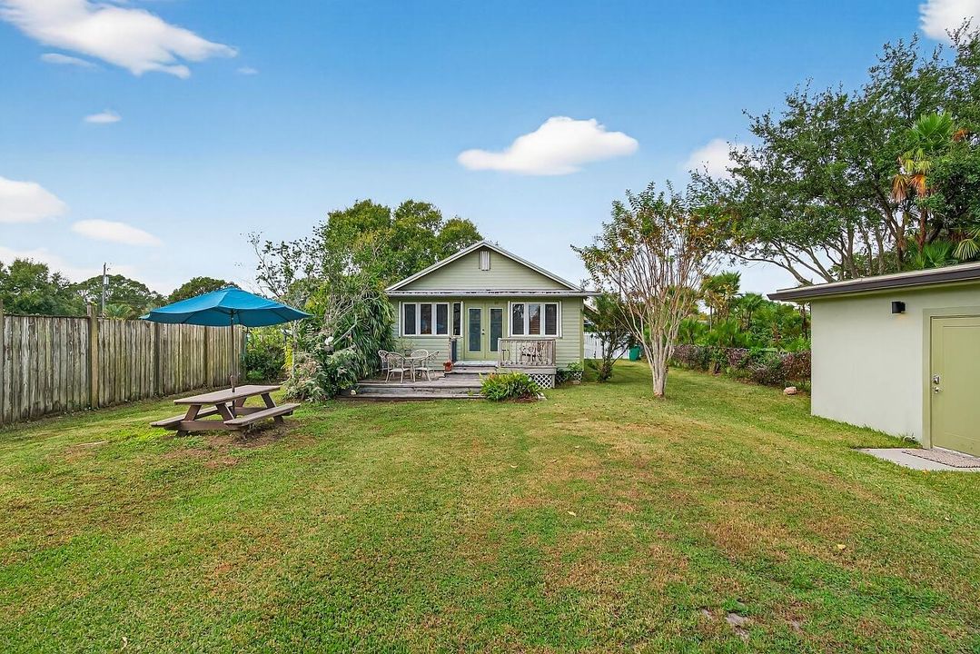 For Sale: $390,000 (2 beds, 1 baths, 1056 Square Feet)