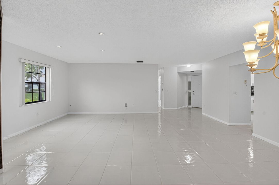 For Sale: $275,000 (3 beds, 2 baths, 1657 Square Feet)