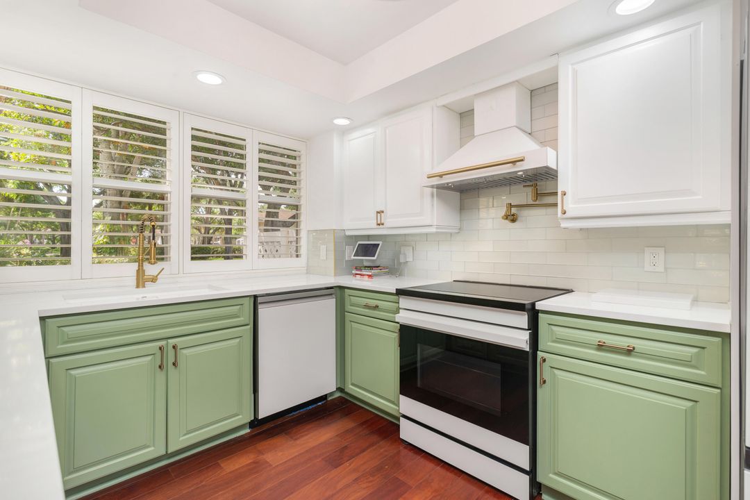 Active With Contract: $398,000 (3 beds, 2 baths, 1386 Square Feet)