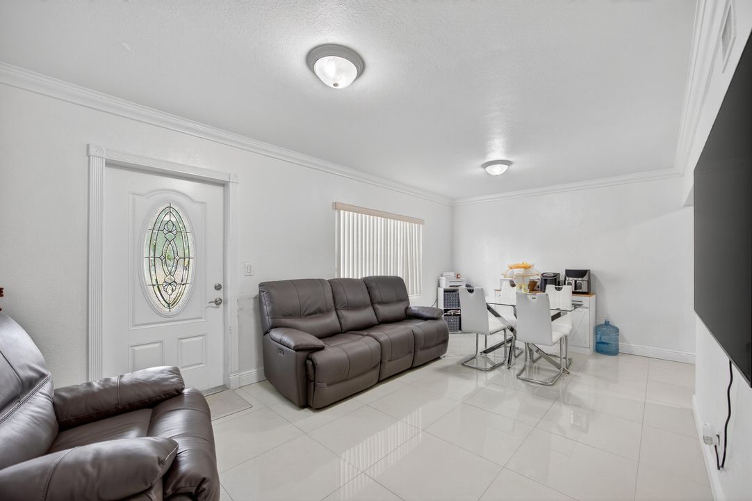 For Sale: $449,900 (2 beds, 1 baths, 1057 Square Feet)