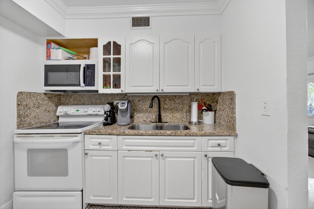 For Sale: $449,900 (2 beds, 1 baths, 1057 Square Feet)