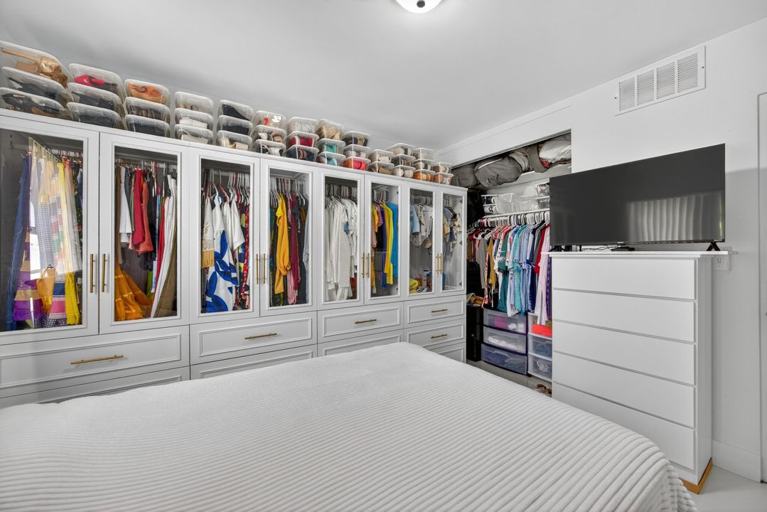 For Sale: $449,900 (2 beds, 1 baths, 1057 Square Feet)