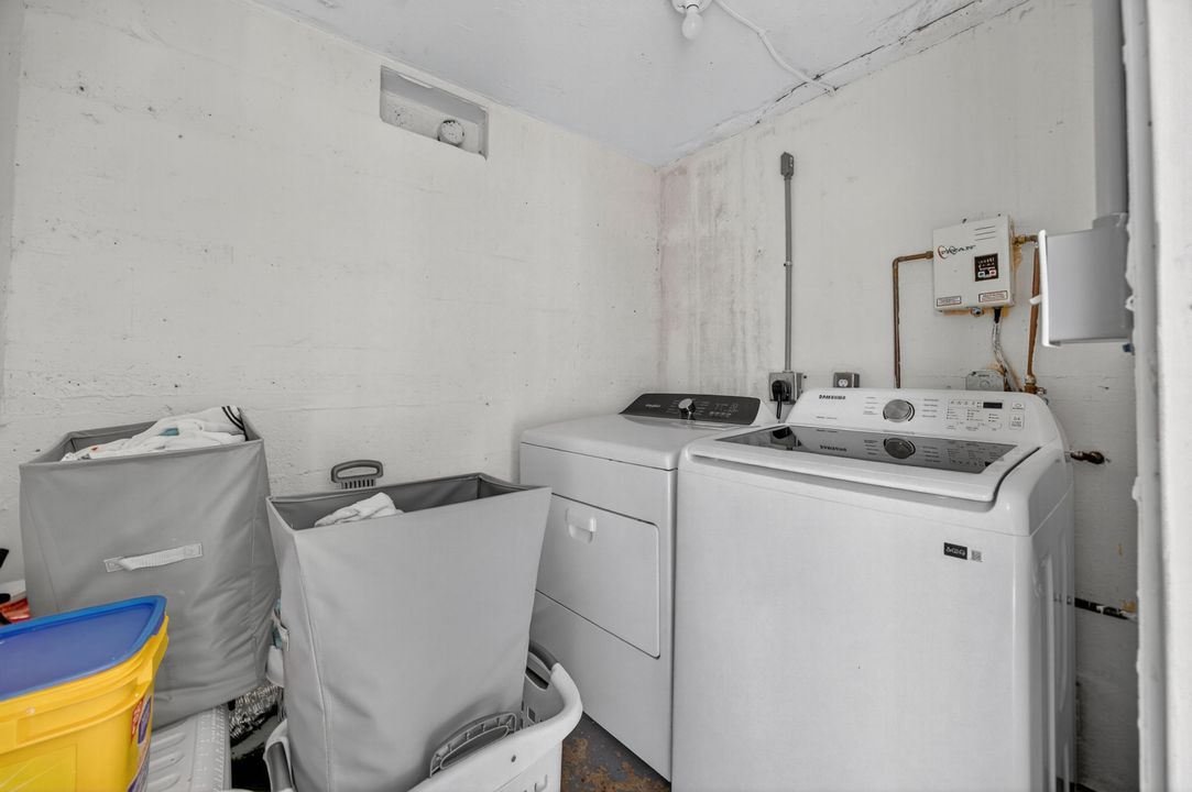 For Sale: $449,900 (2 beds, 1 baths, 1057 Square Feet)