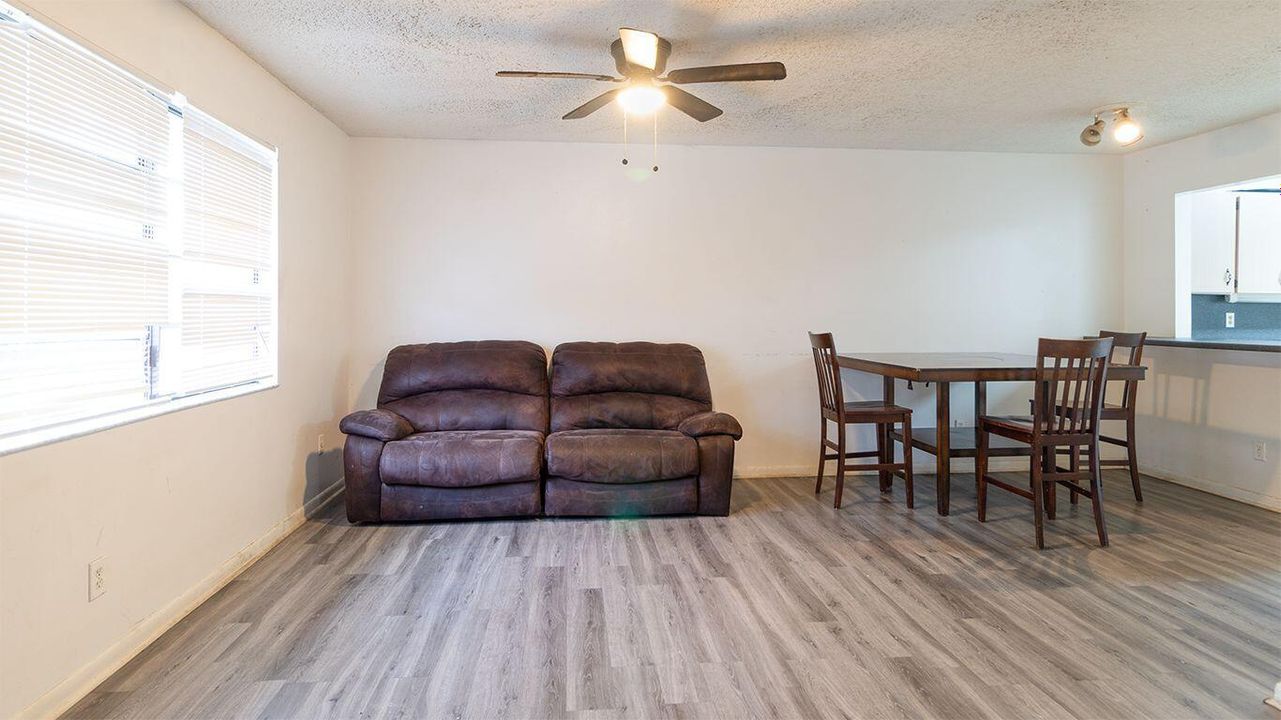 出租: $2,100 (3 贝兹, 2 浴室, 1104 平方英尺)