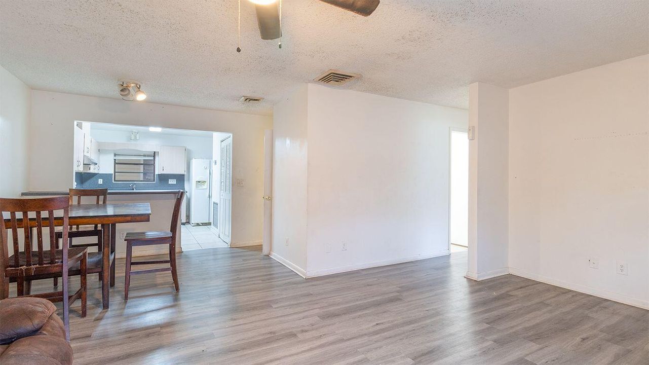 出租: $2,100 (3 贝兹, 2 浴室, 1104 平方英尺)