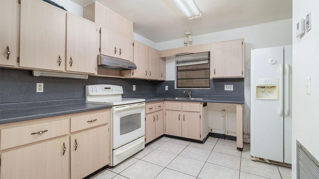 出租: $2,100 (3 贝兹, 2 浴室, 1104 平方英尺)