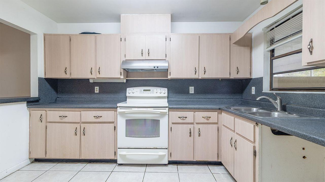 出租: $2,100 (3 贝兹, 2 浴室, 1104 平方英尺)