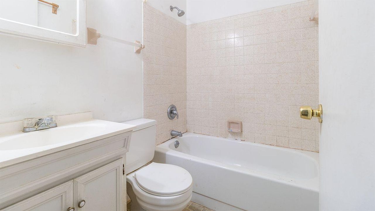 出租: $2,100 (3 贝兹, 2 浴室, 1104 平方英尺)