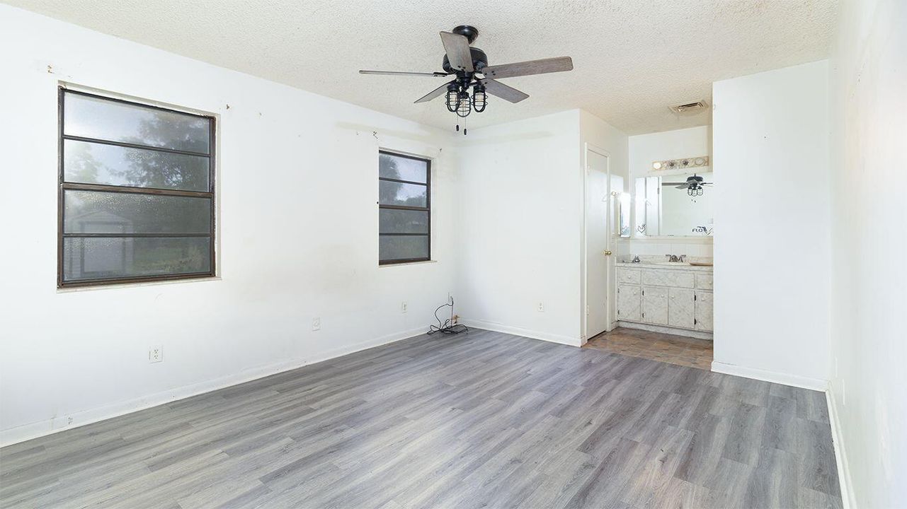 出租: $2,100 (3 贝兹, 2 浴室, 1104 平方英尺)