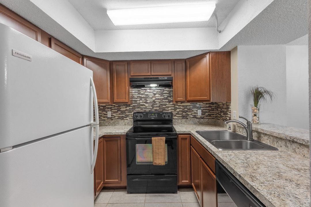 For Sale: $174,000 (2 beds, 2 baths, 886 Square Feet)