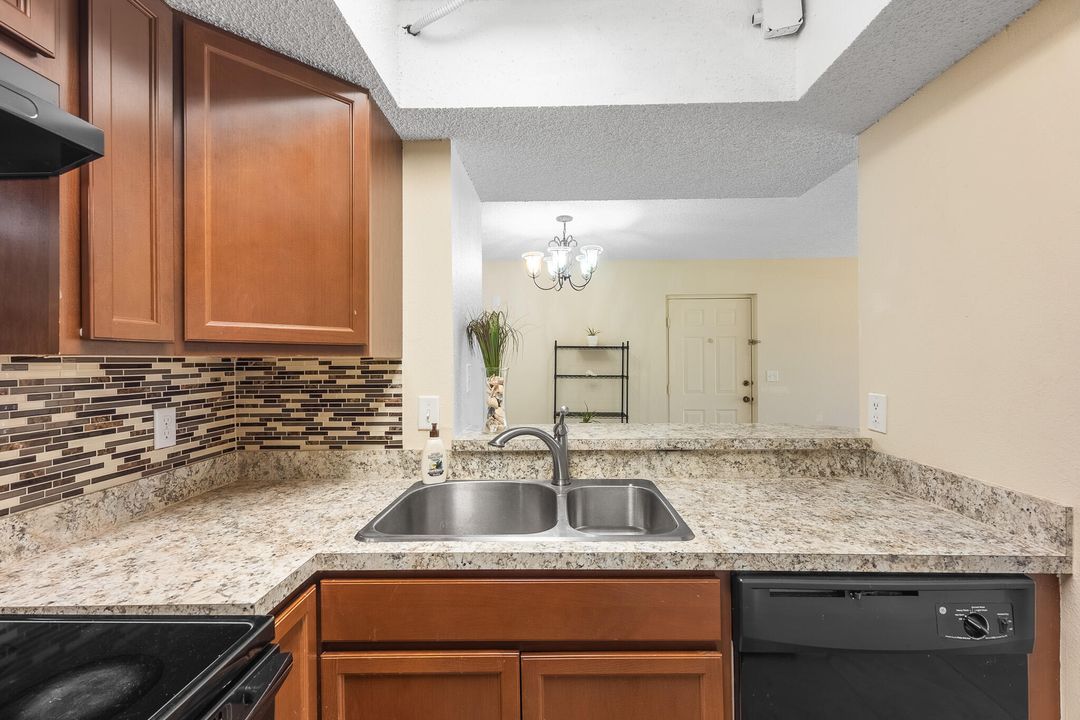 For Sale: $174,000 (2 beds, 2 baths, 886 Square Feet)