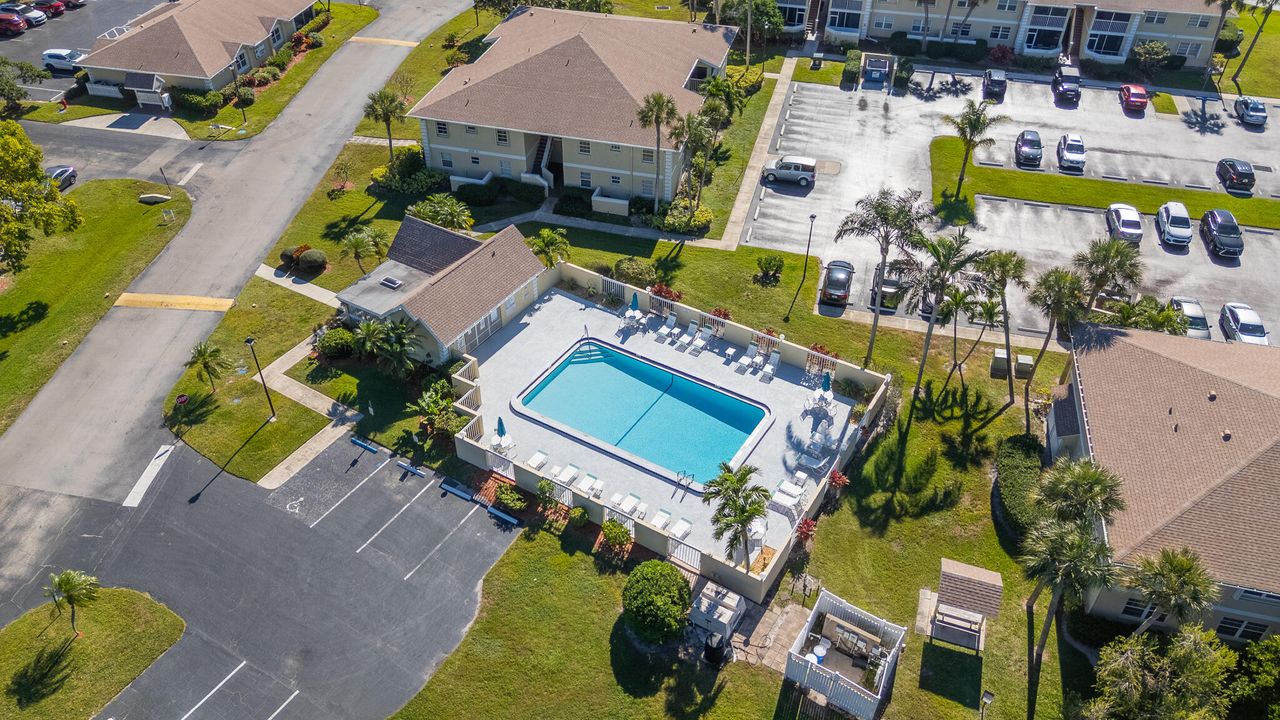 For Sale: $174,000 (2 beds, 2 baths, 886 Square Feet)