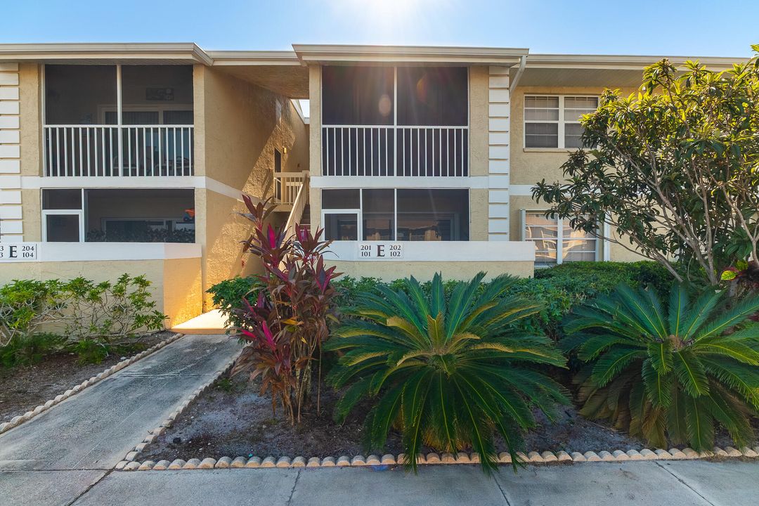 For Sale: $174,000 (2 beds, 2 baths, 886 Square Feet)