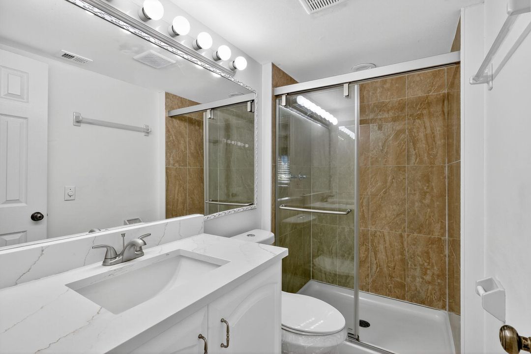 待售: $184,900 (2 贝兹, 2 浴室, 924 平方英尺)