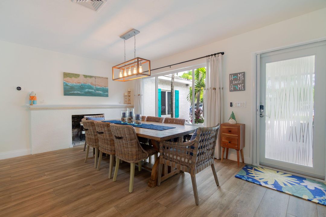 合同活跃: $1,900,000 (3 贝兹, 3 浴室, 2247 平方英尺)