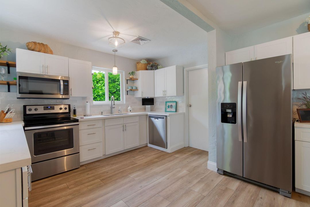 合同活跃: $1,900,000 (3 贝兹, 3 浴室, 2247 平方英尺)