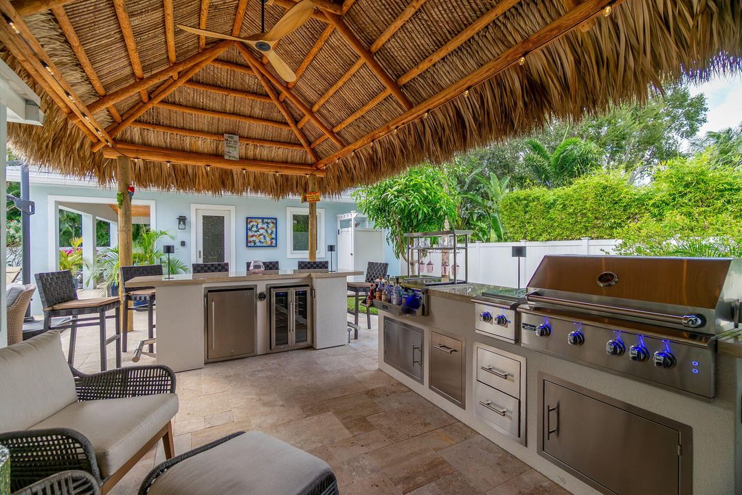 合同活跃: $1,900,000 (3 贝兹, 3 浴室, 2247 平方英尺)