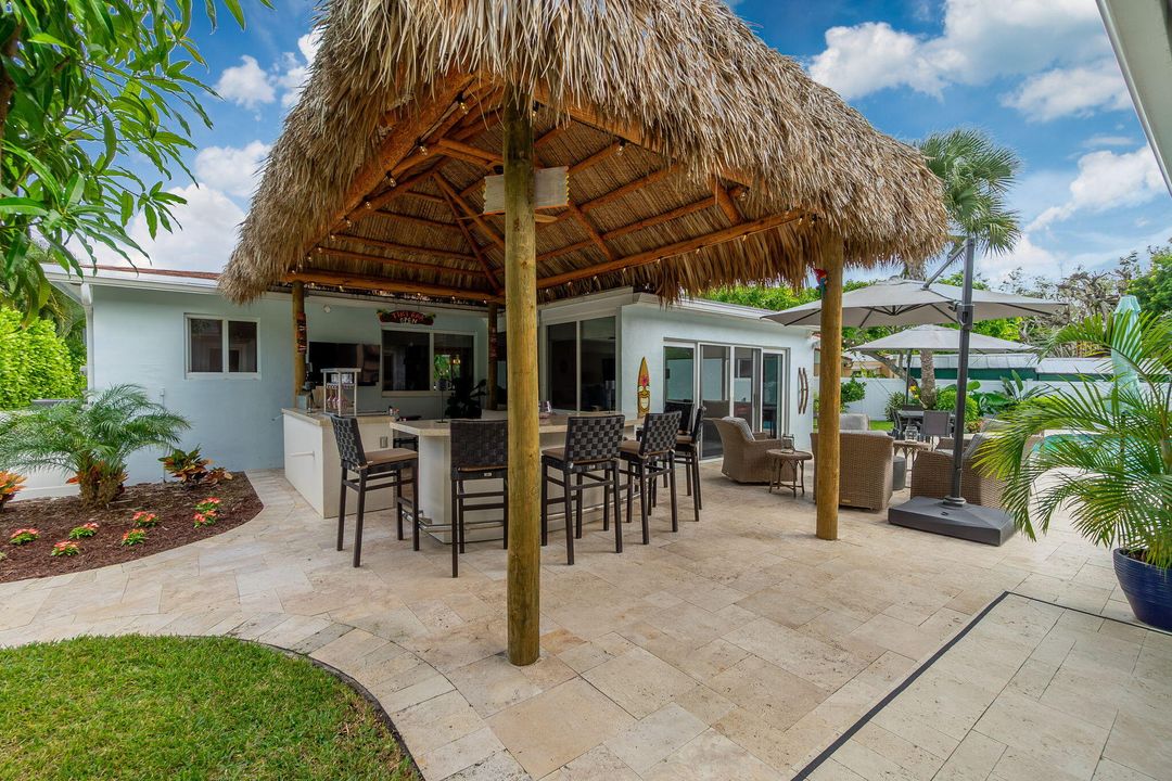 合同活跃: $1,900,000 (3 贝兹, 3 浴室, 2247 平方英尺)