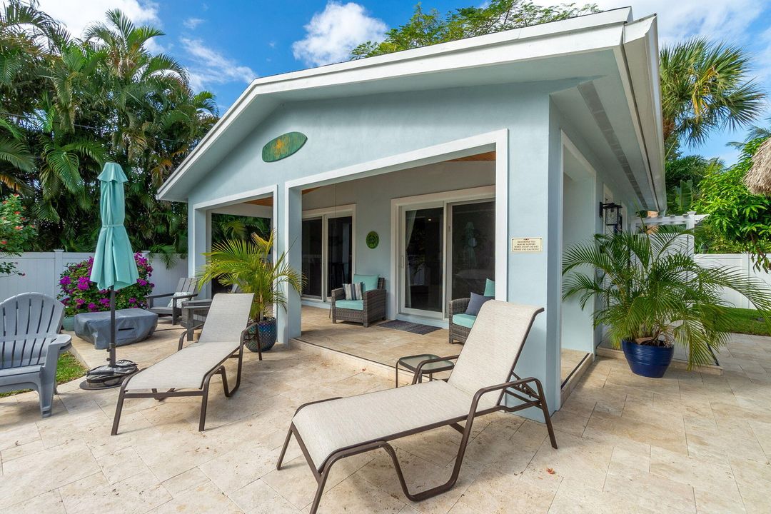 合同活跃: $1,900,000 (3 贝兹, 3 浴室, 2247 平方英尺)