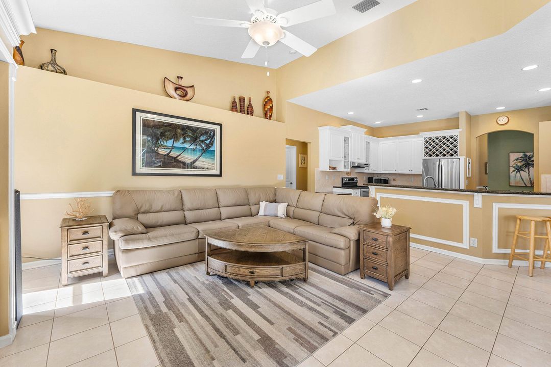 合同活跃: $784,999 (3 贝兹, 2 浴室, 2353 平方英尺)