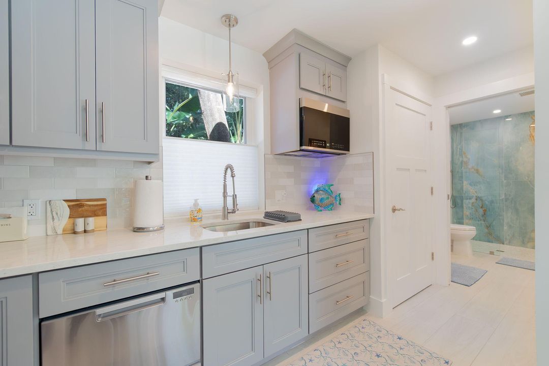 合同活跃: $1,900,000 (3 贝兹, 3 浴室, 2247 平方英尺)