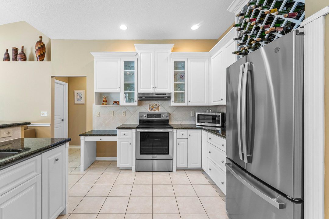 合同活跃: $784,999 (3 贝兹, 2 浴室, 2353 平方英尺)