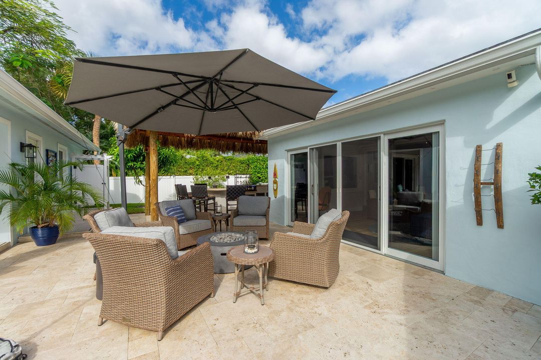 合同活跃: $1,900,000 (3 贝兹, 3 浴室, 2247 平方英尺)