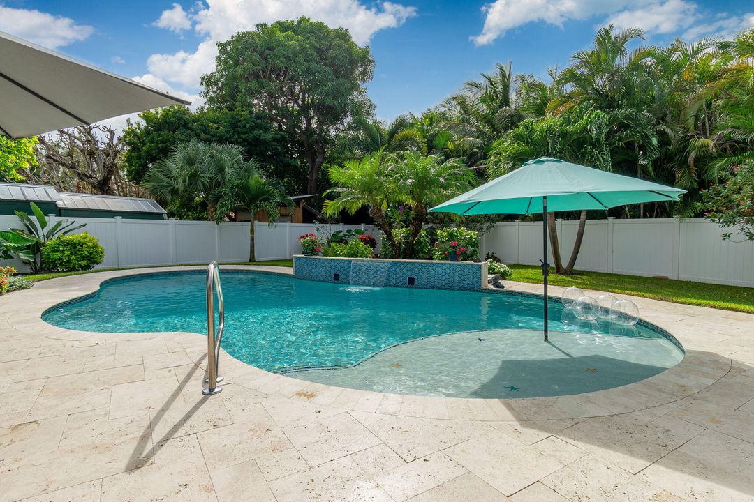 合同活跃: $1,900,000 (3 贝兹, 3 浴室, 2247 平方英尺)