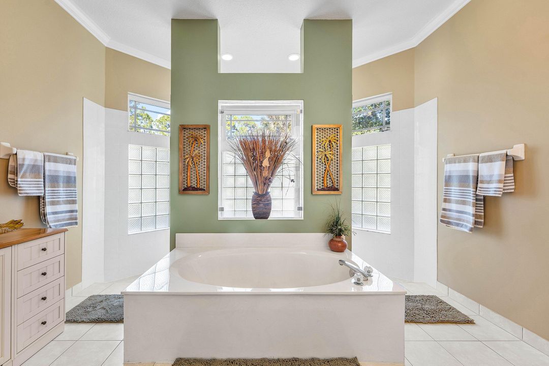 合同活跃: $784,999 (3 贝兹, 2 浴室, 2353 平方英尺)