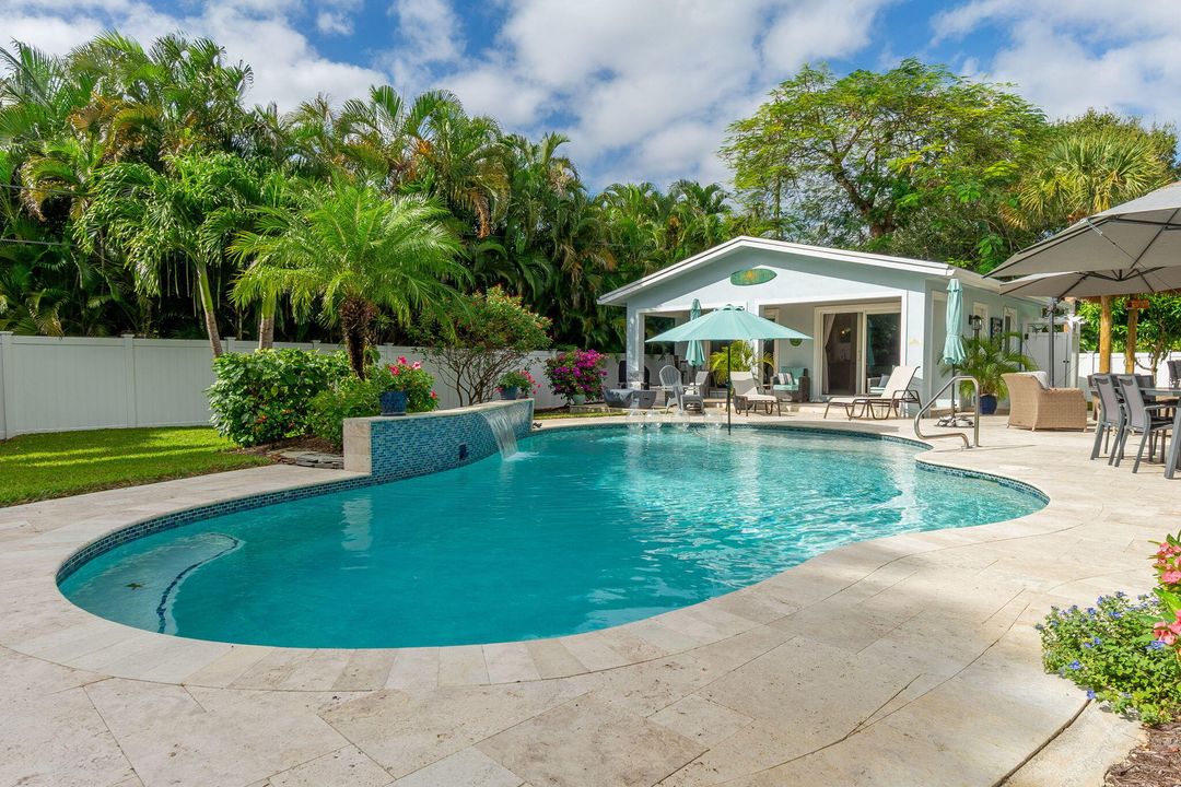 合同活跃: $1,900,000 (3 贝兹, 3 浴室, 2247 平方英尺)