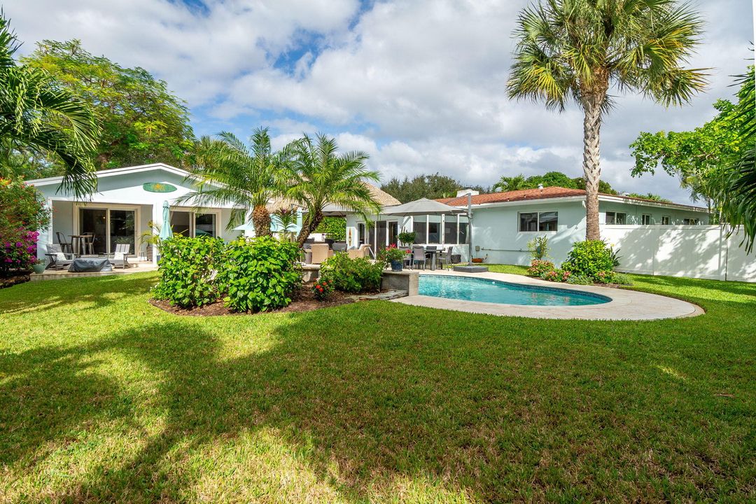 合同活跃: $1,900,000 (3 贝兹, 3 浴室, 2247 平方英尺)