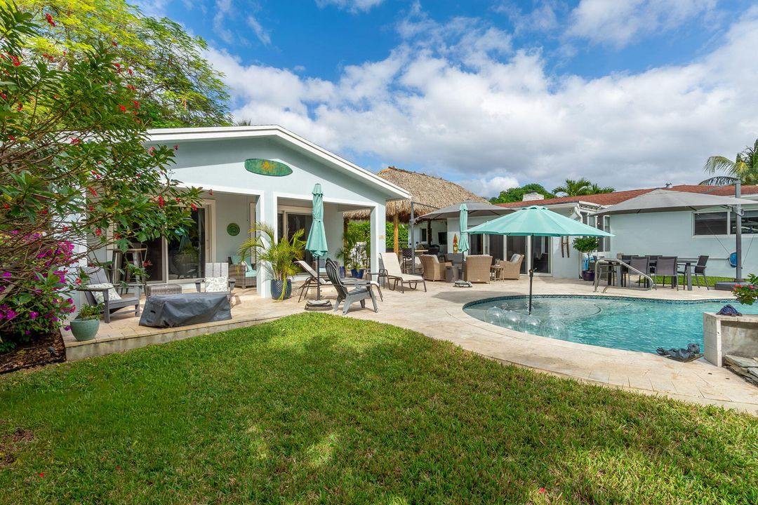 合同活跃: $1,900,000 (3 贝兹, 3 浴室, 2247 平方英尺)